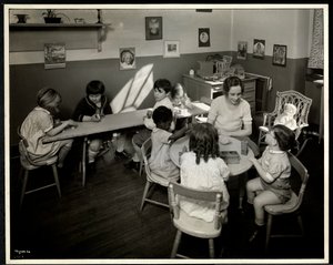 Jonge blinde kinderen met een vrouwelijke leraar in de kleuterschool bij de New York Association for the Blind, 111 East 59th Street, New York, 1933